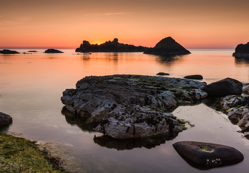 Whitepark Bay was one of the first settlements of man in Ireland. At one end of this beautiful sweeping bay, sheltered below the cliffs from the prevailing winds lies the small fishing hamlet of Portbraddon and at the other end the myriad basalt islands that surround Ballintoy harbour.
